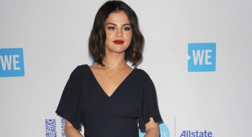 Pocakos videót posztolt Selena Gomez, az internet odavan érte: az énekesnő nem szégyelli valódi alakját, megmutatta, hogy fest fürdőruhában