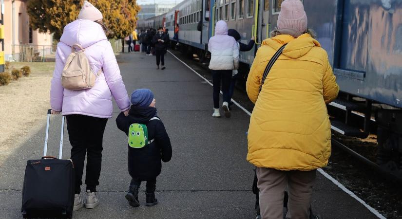 Tegnap is csaknem 15 ezer menekült érkezett Ukrajnából