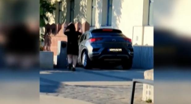 Elképesztő videó, a lépcsőn hajtott le autójával Veszprémben egy külföldi autós