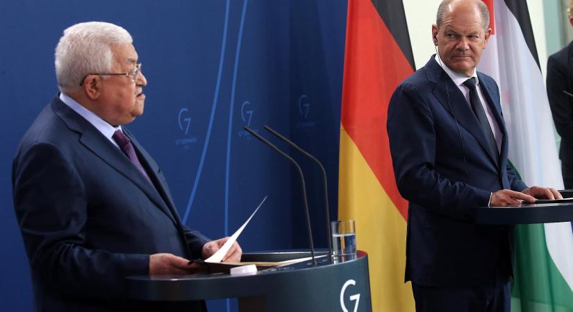 Mahmúd Abbász a német kancellár mellett állva a holokauszthoz hasonlította Izrael palesztinokkal szembeni politikáját