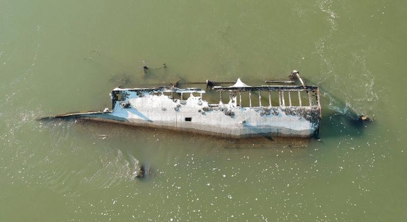 Az alacsony vízállás miatt újra látszik egy második világháborús hajóroncs a Dunán