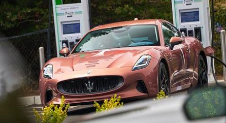 Pebble Beachen szúrták ki az új, elektromos Maserati GranTurismót