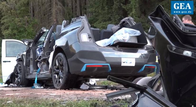 Halálos tömegbalesetet okozhatott egy BMW prototípus