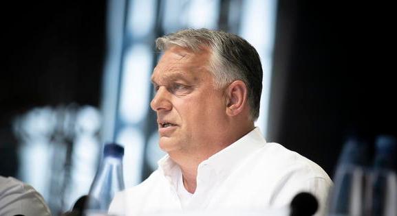 Két sebtapaszt is kaphatnak a nyugdíjasok az Orbán-kormánytól novemberben