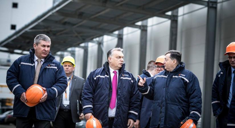 Hallgat a kormány, hogy Mészáros Lőrinc cége miért adja drágábban a gázt