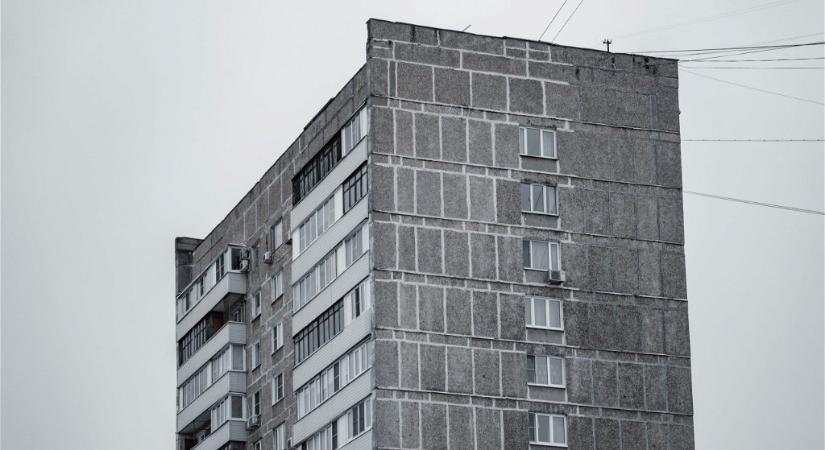 Panelház tetejéről ugorhatott le egy férfi Szegeden