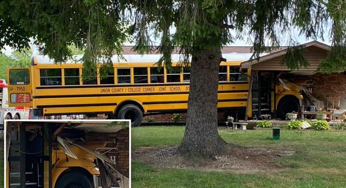 Diákokkal teli iskolabusz csapódott egy ház oldalának