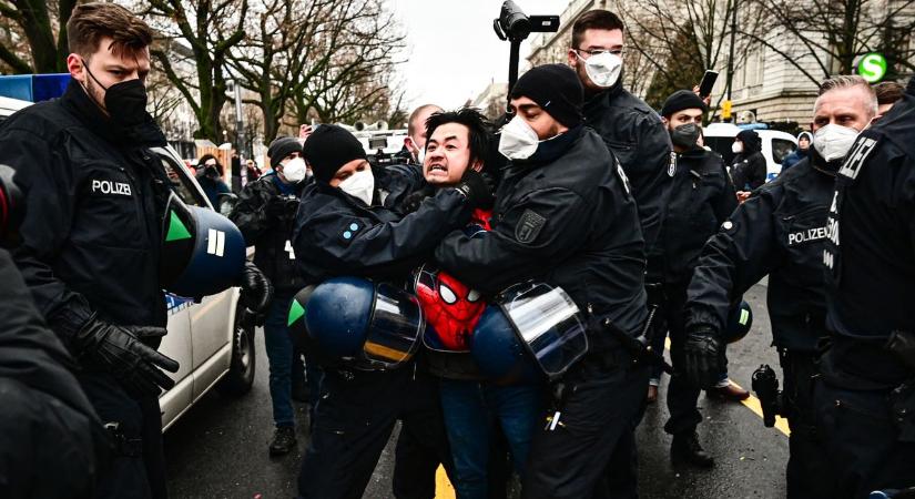 Elegük van a németeknek, tömeges tüntetésektől tart Berlin