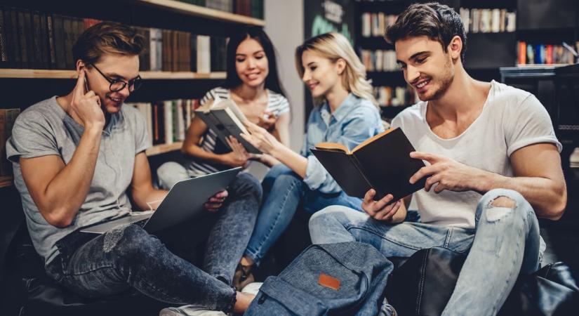 Az olvasóklubban megoszthatják egymással élményeiket a fiatalok