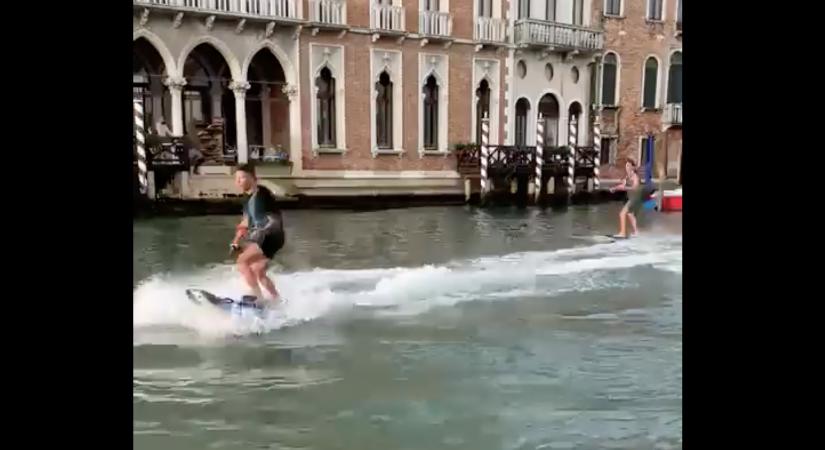 Vacsorát ajánlott fel Velence polgármestere annak, aki segít megtalálni a Canal Grandén foil szörföző fiatalokat