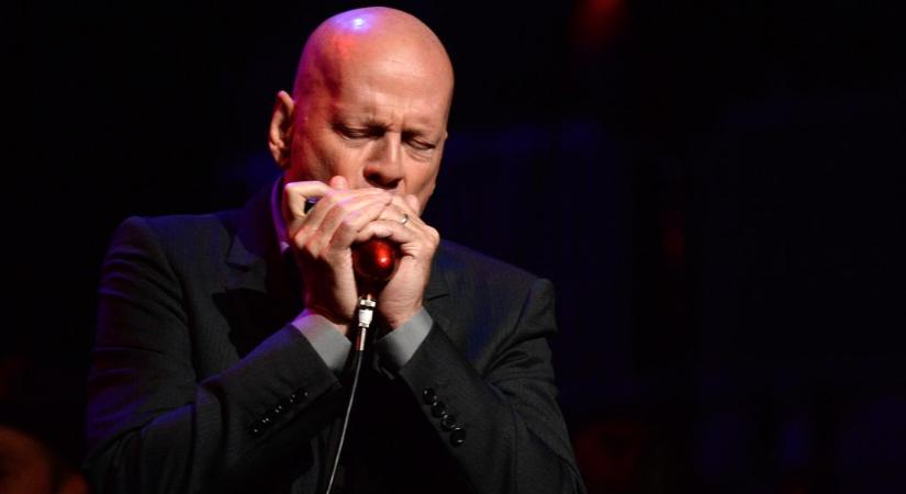 Bruce Willis szájharmonikán játszik egy friss videóban, odáig van érte az Instagram népe