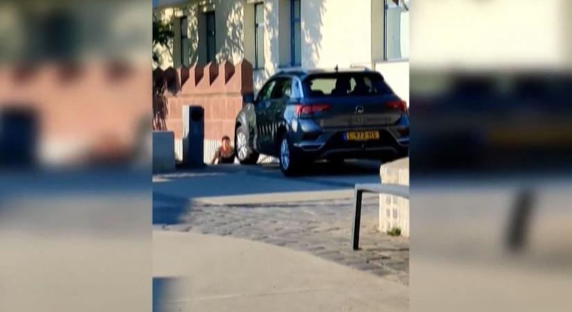 A lépcsőn át próbált a parkolóba jutni egy külföldi autós Veszprém belvárosában (videó)