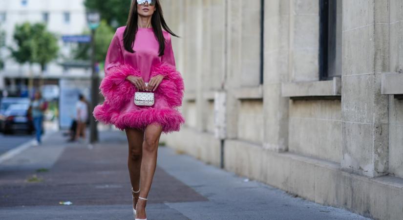 Ez a trend tartja most lázban a hírességeket: a Barbiecore nem spórol a rózsaszínnel, de a nőies sikket sem mellőzi