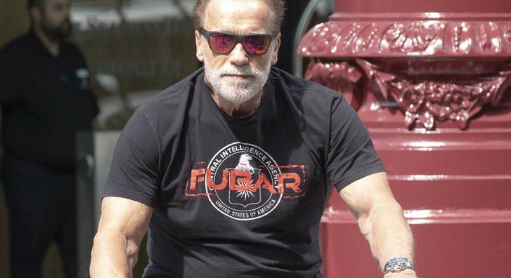 Arnold Schwarzeneggeren nem fog az idő, úgy biciklizett a minap, mintha csak tinédzser lenne