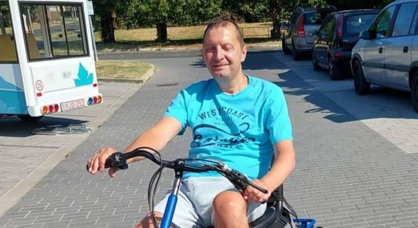 A fél feje összetört a szombathelyi Tóth Tibornak, de már biciklizik - videó