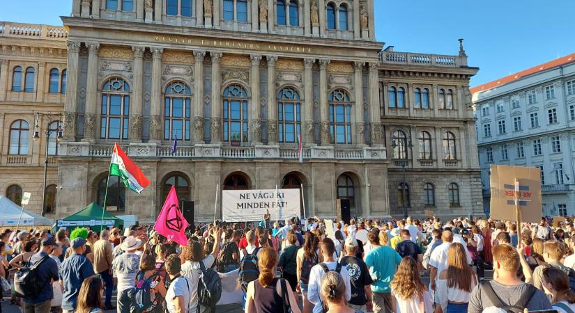 A fakivágást megkönnyítő rendelet ellen tüntetnek a Magyar Tudományos Akadémia székháza előtt