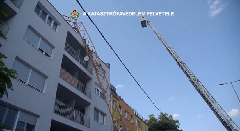 Videó: toronydaru dőlt rá egy társasházra a XIII. kerületben