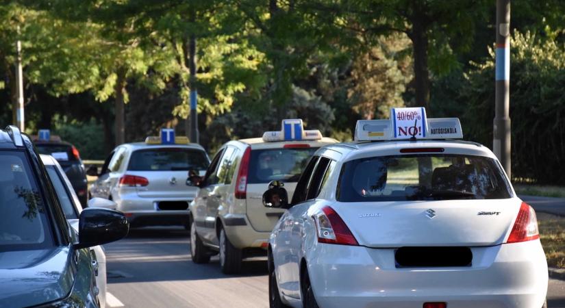 Vidéken elsőként Szombathelyen vonultak fel a gépjárművezető oktatók - Adókönnyítést kérnek
