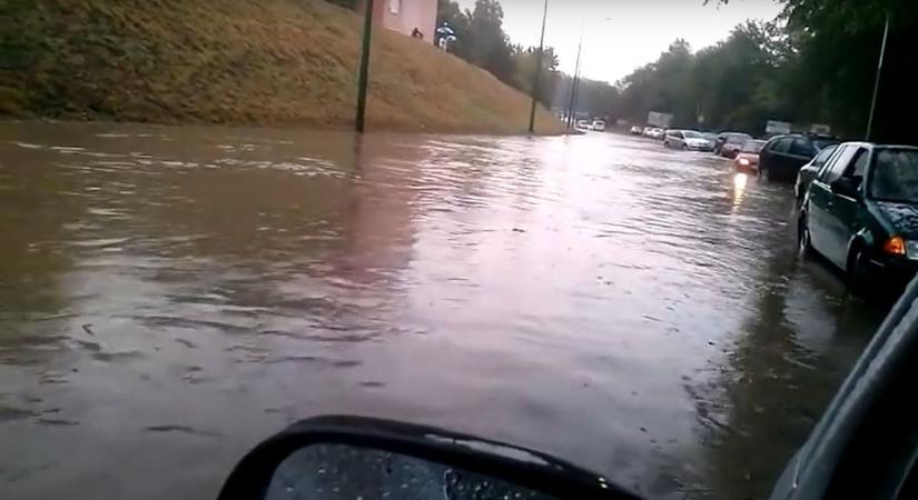 Özönvízszerű eső lepte meg Dunaújvárost - videóval frissítve