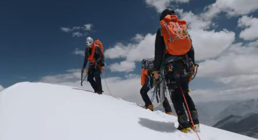 Zokogó magyarok a világon először megmászott hegycsúcson