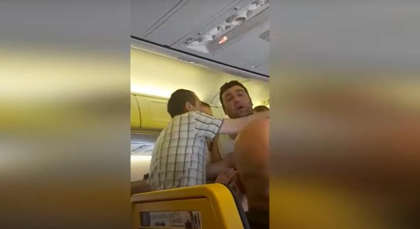 A Ryanair fedélzetén kezdett ámokfutásba egy részeg férfi (videó) (videó)