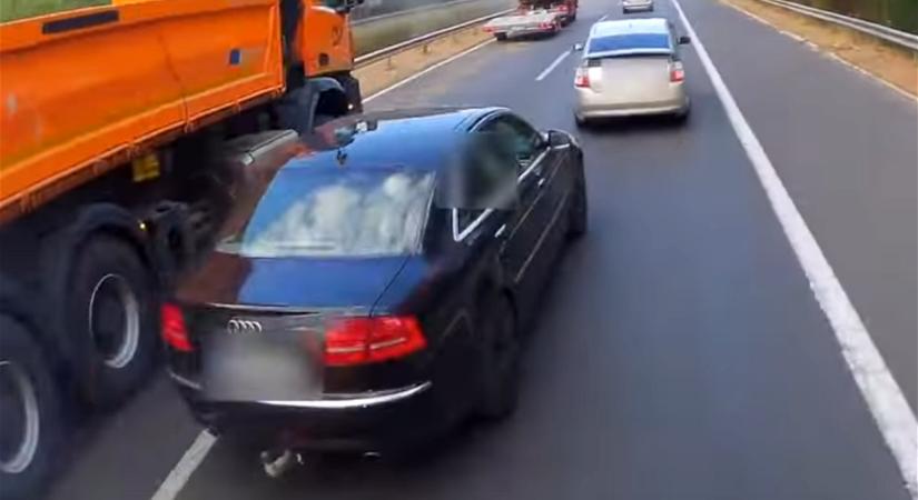 Tolakodó Audist kentek fel majdnem a Magyar Közút teherautójára (videó)