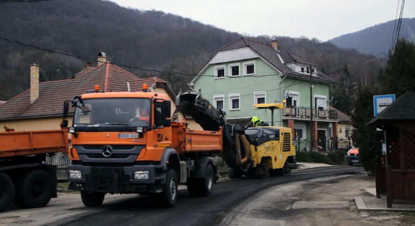 Tizenhárom útszakasz újulhatott meg Komárom-Esztergom megyében
