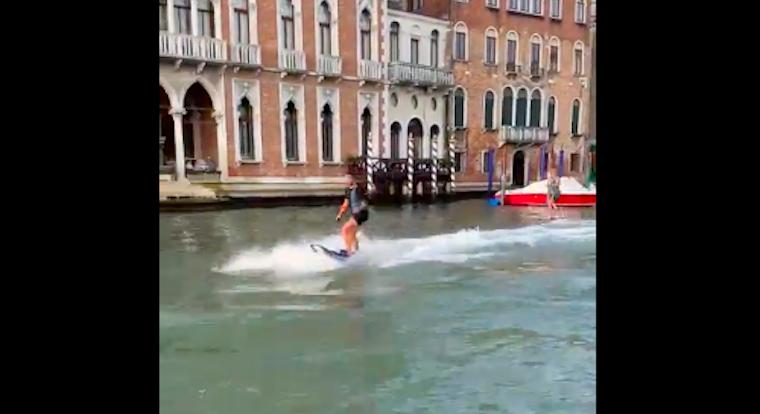 Elképesztőt hisztizett Velence polgármestere, mert két fickó foilos szörffel ment végig a Canale Grandén