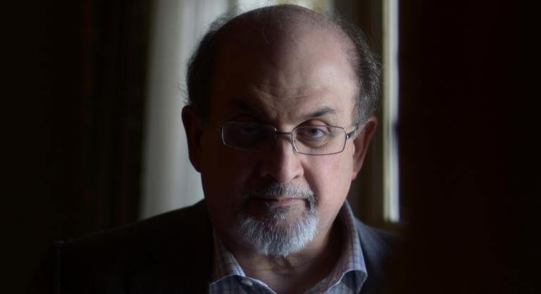 Salman Rushdie támadója nem is olvasta az író a könyvét, amiért Iránban halálra ítélték