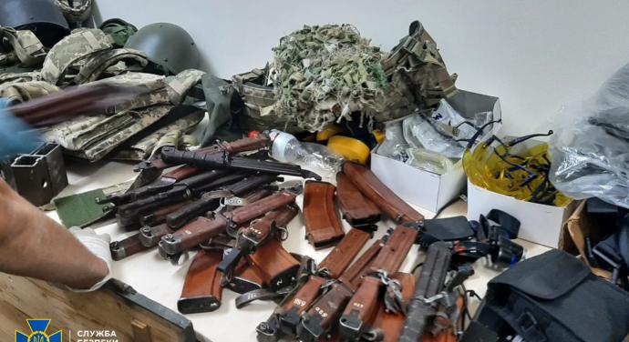 A területvédelem illegális fegyvertárát fedte fel Kijevben az SZBU