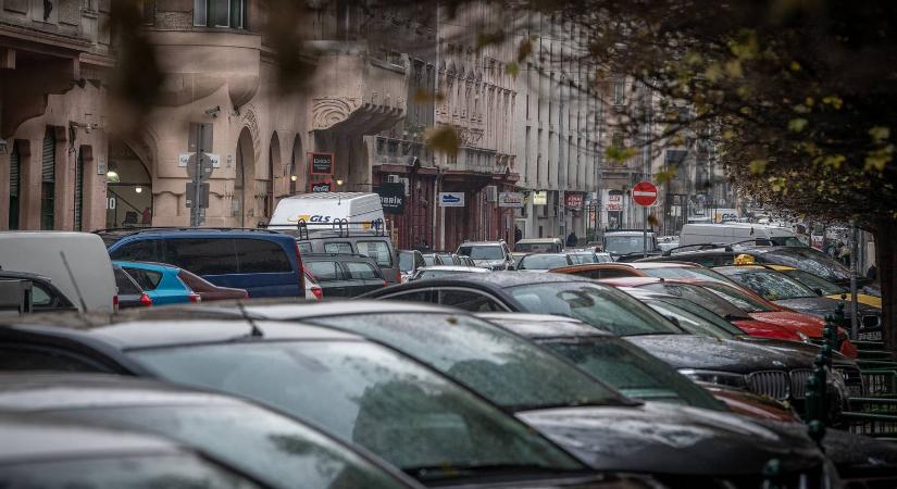 Megütöttek egy parkolóőrt Ferencvárosban