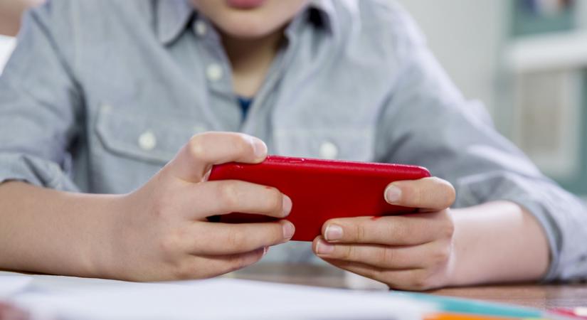 Mobil a gyereknek: ennél korábban nem ajánlott az iskolapszichológus szerint