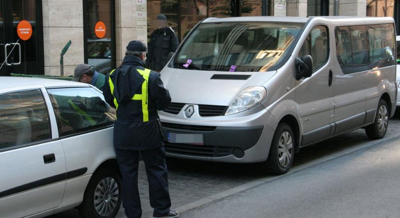 Megütöttek egy parkolóőrt Budapesten, a polgármester is megszólalt az ügyben