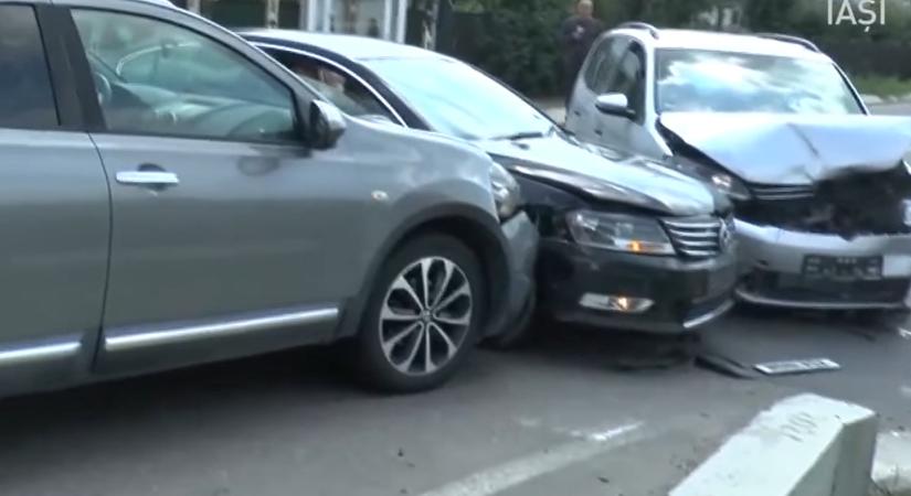 „Ez az egyik legveszélyesebb kereszteződés” – mondta élő adásban a román riporter, majd 3 autó egymásba is rohant