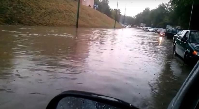 Özönvízszerű eső lepte meg Dunaújvárost (videó)