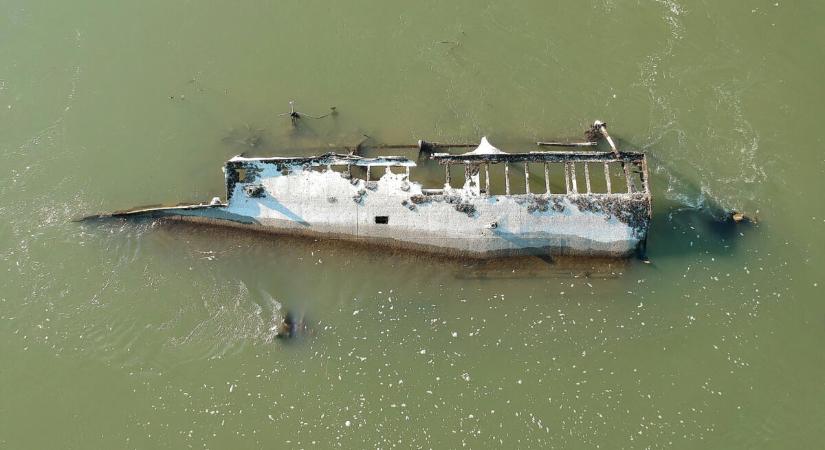 Az alacsony vízállás miatt újra látszik egy második világháborús hajóroncs a Dunán