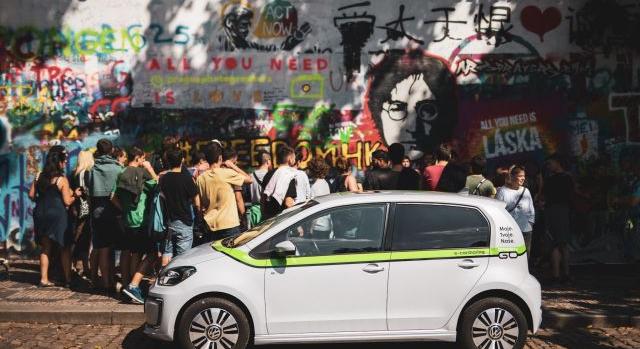 A közösségi autózás gyilkolja a taxis piacot