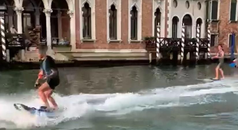 Két szörfös hasított végig a Canal Grandén. Megbüntették őket