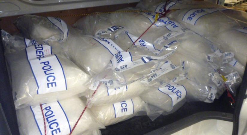 Márvány kőlapokba rejtettek több száz kiló metamfetamint