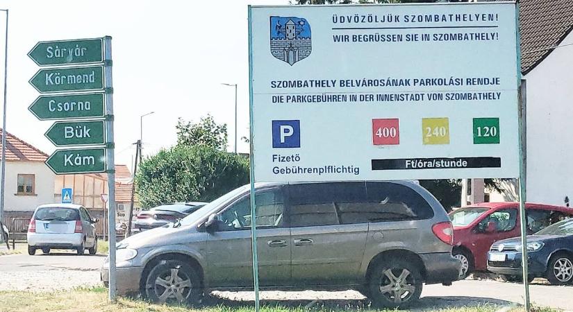 Szombathely határában az üdvözlőtáblán még a régi parkolási tarifák fogadják az autósokat