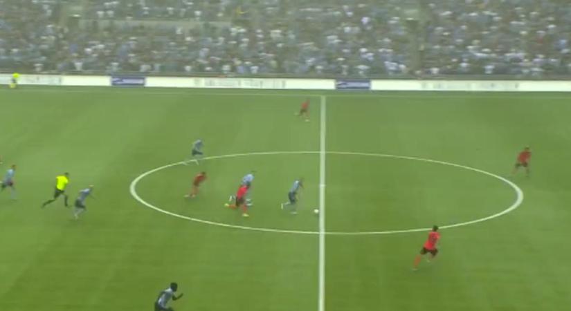 Videó: nagyszerű meglátás! Félpályáról szerzett gólt a svéd csatár az Ekl-ben