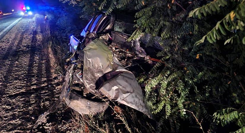 Hatalmas baleset az M2-esen: elaludt a volán mögött a Ford sofőrje, belerohant egy kamionba – Sokkoló fotók a helyszínről