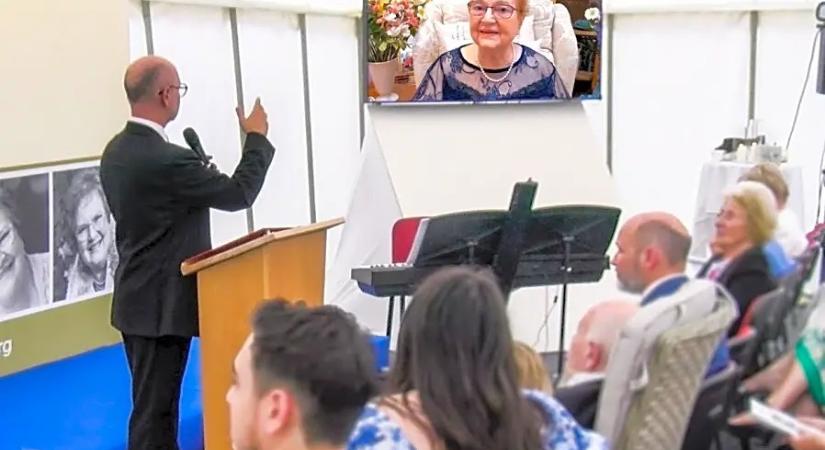 Saját temetésén beszélgetett a gyászolókkal — videó