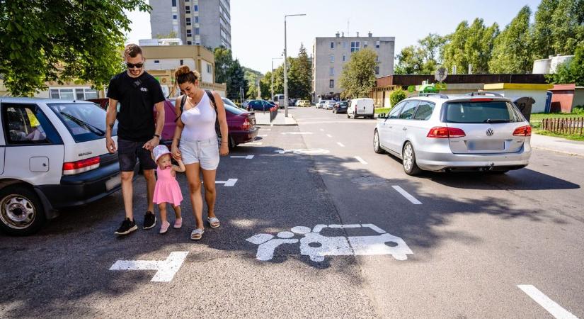 Puszi, és mehetsz is tovább!: megállósávot alakítottak ki a megyeszékhely Beszterce-lakótelepén