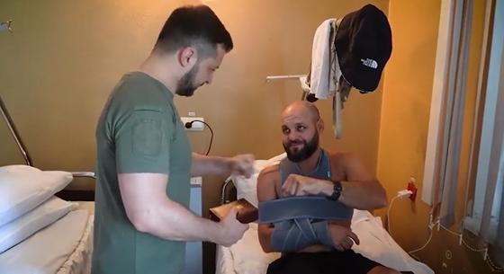 Zelenszkij sebesült katonákat látogatott meg egy kórházban – videó