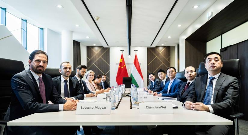 Kínai lap: Mit csinált jól Magyarország, amikor „történelme legnagyobb beruházását” kapta Kínától?