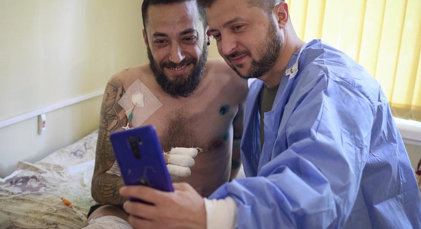 VIDEÓ: Zelenszkij sebesült ukrán katonákat látogatott meg a kórházban