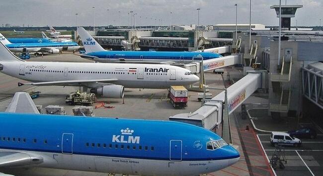 Az amszterdami repülőtér szeptemberben és októberben is korlátozzza az utasok számát