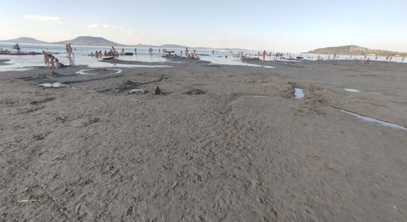 Drámai olvasói fotók: méretes homokpad szakítja félbe a balatoni strandot