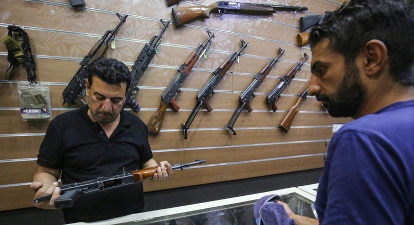 Virágzik a fegyverpiac az iraki Facebook-oldalakon